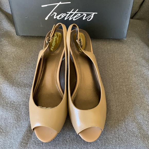 Trotters Shoes - Womens Sandal Omega 3 Trotter Open Toe SlingBack 3” 7.5M NEW IN BOX Tan Platform